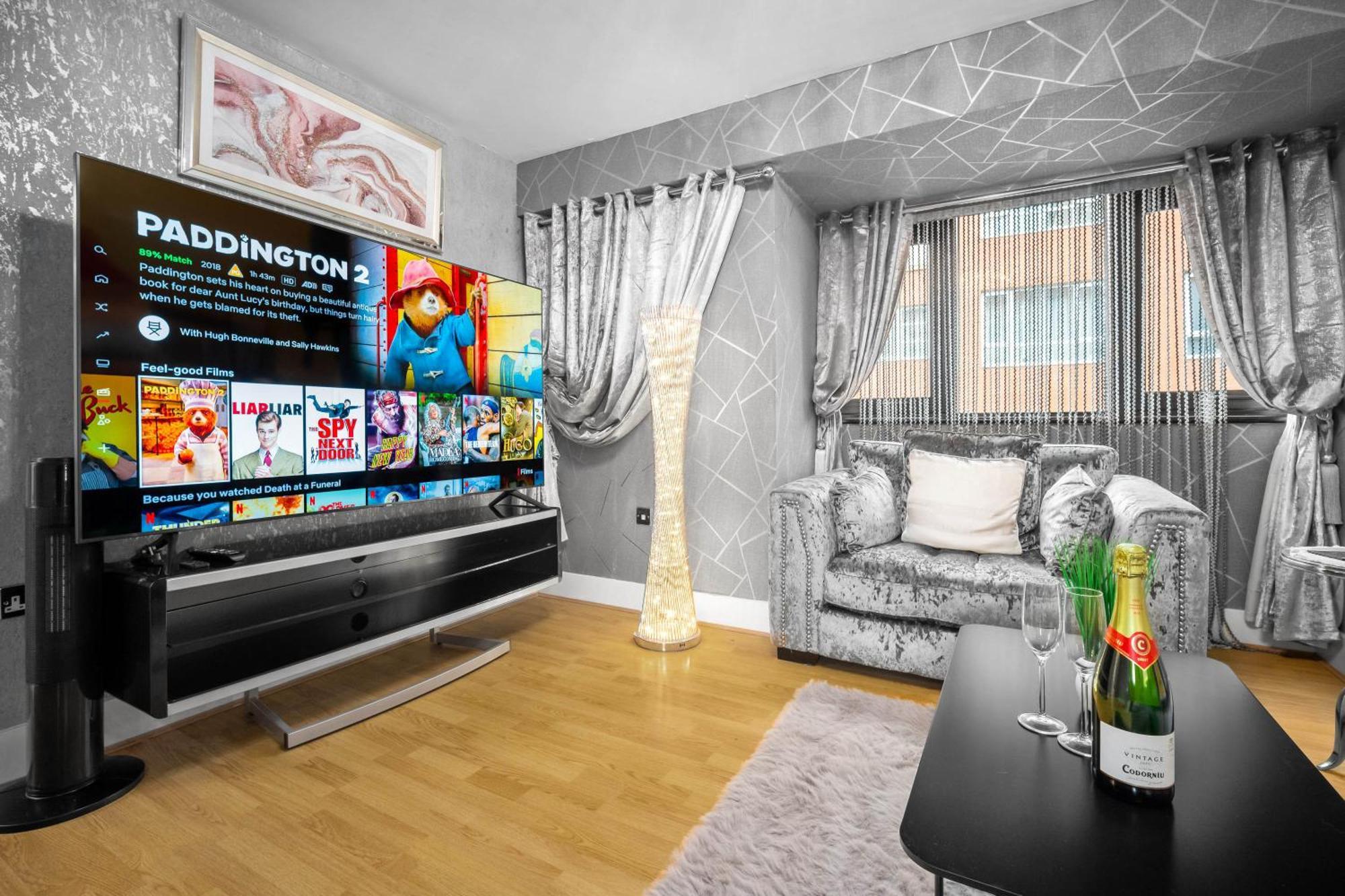Luxury 1 Bed Flat With Parking 11K - Top Rated - Netflix - Wifi - 70 Inch Smart Tv - Birmingham City Centre - Tv In Bedroom - Top Rated Kültér fotó